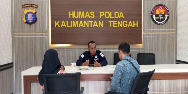 FOTO: RZL/MATAKALTENG - IRT dan makelar saat dimediasi oleh Ketua Tim Virtual Police Bidhumas Polda Kalteng.