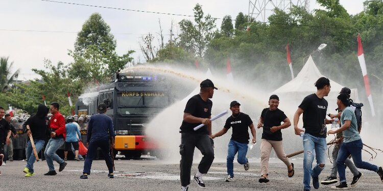 FOTO: RZL/MATAKALTENG - Personel Polda Kalteng pada saat melakukan peragaan Sispamkota.