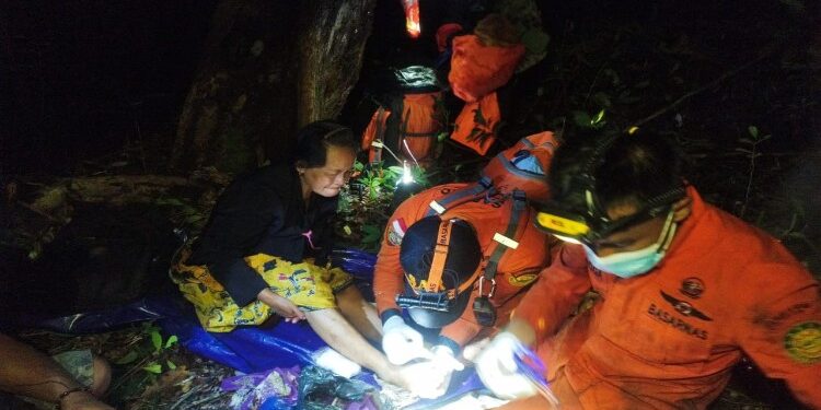FOTO: IST/MATAKALTENG - Sinar, saat dievakuasi oleh Tim SAR Gabungan.