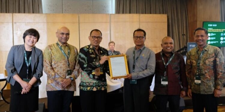FOTO: IST/MATA KALTENG - Pj Sekda Seruyan, Bahrun Abbas (tiga dari kiri) saat menerima penghargaan dari RSPO di Jakarta, Selasa 21 November 2023.