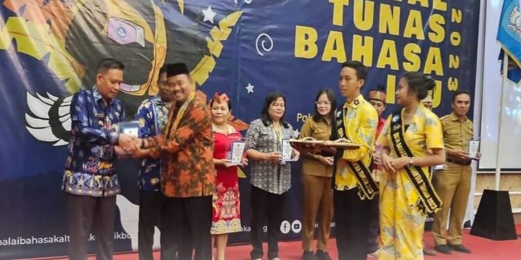 FOTO: PROKOM SERUYAN/MATA KALTENG - Kepala Disdik Kabupaten Seruyan, Rusdi Hidayat (pojok kiri) saat menerima penghargaan dari Balai Bahasa Provinsi Kalteng atas partisipasi dan kontribusi aktif daerah tersebut dalam revitalisasi bahasa daerah tahun 2023 di Palangka Raya, Selasa 21 November 2023.