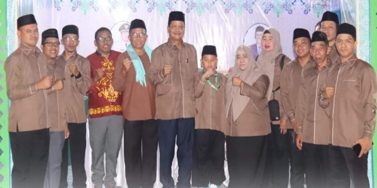 FOTO: PROKOM SERUYAN/MATA KALTENG - Pj Bupati Seruyan, Djainuddin Noor saat mengunjungi stand Kabupaten Seruyan saat pembukaan MTQH XXXI Kalteng di Kobar.
