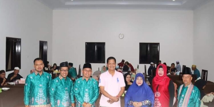 FOTO: PROKOM SERUYAN/MATA KALTENG - Pj Bupati Seruyan, Djainuddin Noor (tengah) saat memgunjungi pemondokan kafilah Kabupaten Seruyan yang akan mengikuti MTQH XXXI Kalteng di Kobar.
