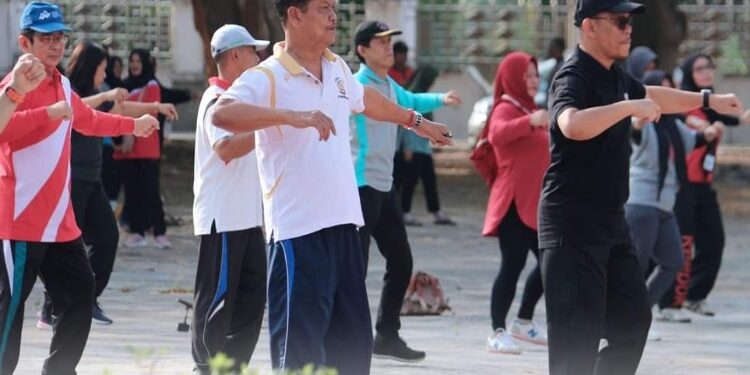 FOTO: PROKOM SERUYAN/MATA KALTENG - Pj Bupati Seruyan, Djainuddin Noor saat mengikuti senam bersama di Halaman Kantor Bupati Seruyan Jum'at 17 November 2023.