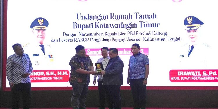 FOTO : DEVIANA/MATAKALTENG - Bupati Kotim Halikinnor saat menyerahkan cinderamata kepada narsum rakor PBJ, Selasa 21 November 2023.