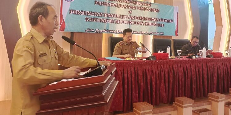 FOTO: IST/MATAKALTENG - Plt. Sekda Murung Raya Serampang saat menyampaikan sambutan di aula Bappedalitbang, Selasa 21 November 2023.