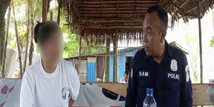 FOTO: RZL/MATAKALTENG - Korban saat mengadu ke Ketua Tim Virtual Police Bidhumas Polda Kalteng.