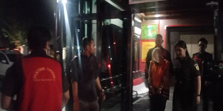 FOTO: AGUS/MATA KALTENG - IS dibawa masuk ke mobil tahanan kejaksaan. Selasa, 21 November 2023.