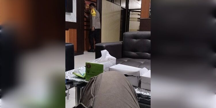 FOTO: DOKUMENTENTASI MATA KALTENG- Kapolres AKBP Sarpani masuk aula depan Polres Kotim yang diduga dijadikan ruangan pemeriksaan dari Tim Paminal. Selasa, 21 November 2023.