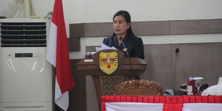 FOTO : DPRD GUMAS/MATA KALTENG - Juru Bicara Fraksi Partai PDIP Elvi Esie menyampaikan pandangan umum fraksi-fraksi pendukung dewan atas pidato pengantar bupati terhadap Raperda tentang Pendirian BUMD PDAM Gunung Mas Jaya, di rapat paripurna ke-10 masa persidangan I tahun sidang 2023, Senin, 20 November 2023 sore.