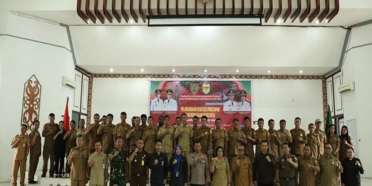 FOTO : DISKOMINFO SANTIK/MATA KALTENG - Wakil Bupati Gumas Efrensia LP Umbing didampingi Kepala DPMD Yulius, Kabid Penyelenggaraan Pemerintahan Desa pada DPMD Provinsi Kalteng Bernie Saputra, dan perwakilan forkopimda, berfoto bersama dengan peserta fasilitasi penetapan dan penegasan batas desa, di GPU Damang Batu, Selasa, 21 November 2023.