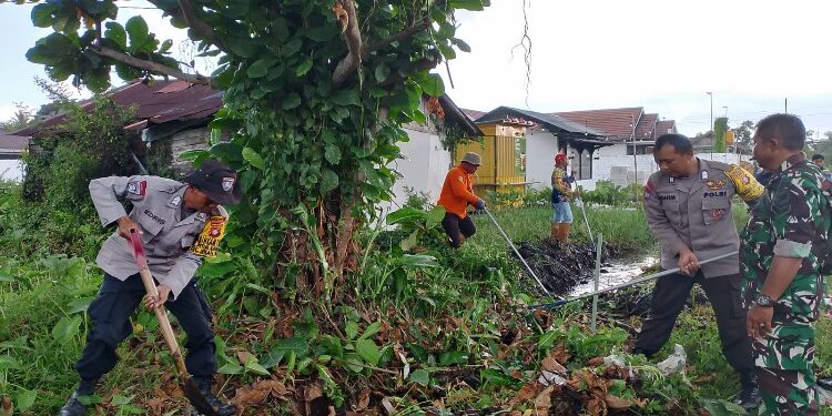 FOTO: MATAKALTENG - Jajaran personel Polresta Palangka Raya bersama warga, saat gotong royong membersihkan drainase.