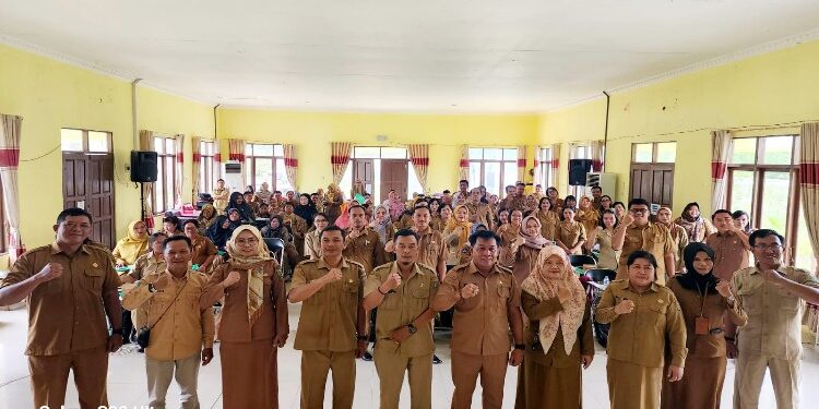 FOTO: TAUFIK/MATAKALTENG - Foto bersama usai pembukaan pelatihan Teknologi, Informasi dan Komunikasi oleh Disdik Barsel.