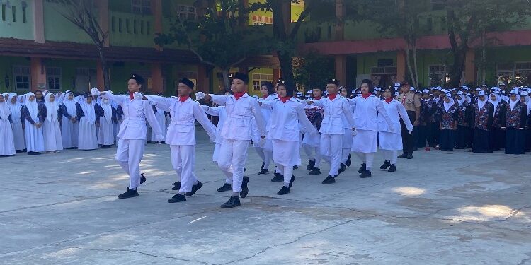 FOTO:DOK/MATA KALTENG - Suasana upacara bendera di SMPN 2 Sampit belum lama ini.