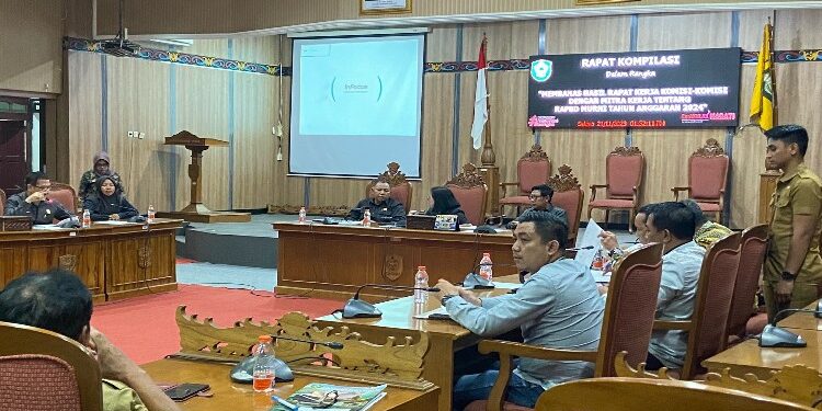 FOTO: DIAN/MATA KALTENG - Rapat kompilasi membahas hasil rapat kerja komisi-komisi dengan mitra kerja tentang RAPBD Murni tahun anggaran 2024, 21 November 2023.