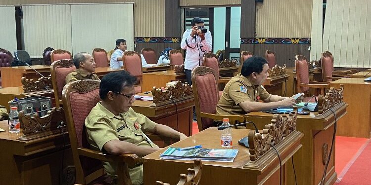FOTO: DIAN/MATA KALTENG - Rapat kompilasi membahas hasil rapat kerja komisi-komisi dengan mitra kerja tentang RAPBD Murni tahun anggaran 2024, 21 November 2023.