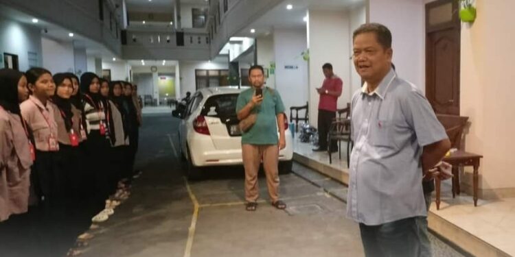 FOTO: PROKOM SERUYAN/MATA KALTENG - Pj Bupati Seruyan, Djainuddin Noor (kanan) saat memberikan arahan kepada para anggota Paskibraka Seruyan yang mengikuti tour wisata ke Yogyakarta, Selasa 21 November 2023 malam.