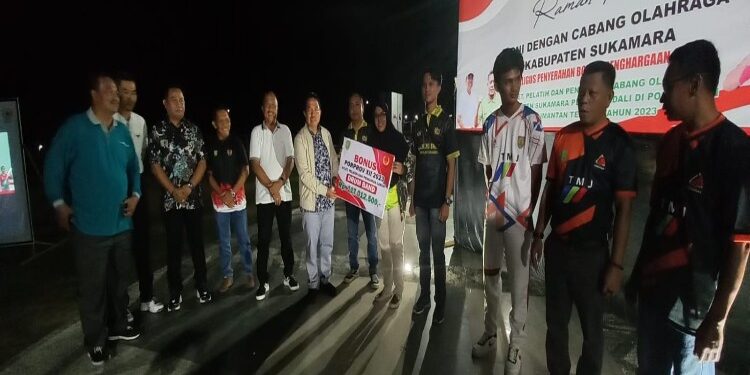 FOTO: AKH/MATAKALTENG - Cabor drum band saat menerima bonus dari Pemerintah Kabupaten Sukamara yang diserahkan oleh Pj Bupati Sukamara, Kaspinor.
