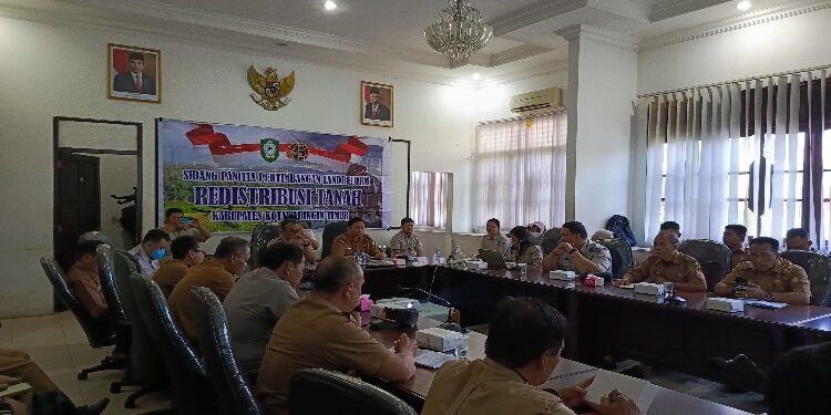 FOTO: DOK DEVIANA/MATAKALTENG - Sidang panitia pertimbangan landreform distribusi tanah, Selasa 21 November 2023.