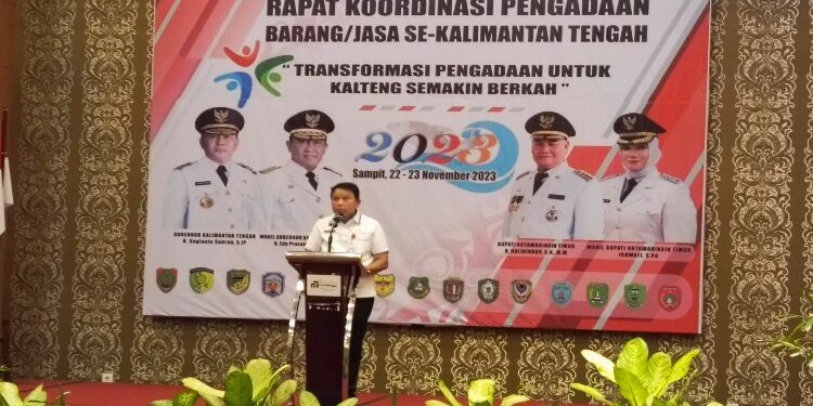 FOTO : DEVIANA/MATAKALTENG - Sekda Kotim, Fajrurrahman, saat membuka rakor PBJ, Rabu 22 November 2023.