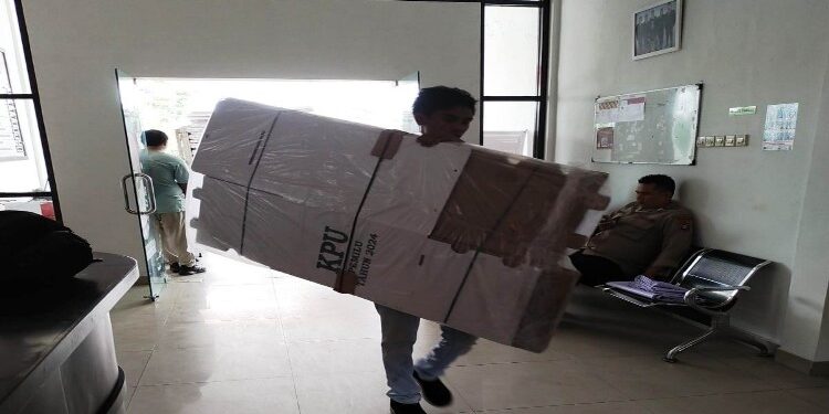 FOTO : KPU GUMAS/MATA KALTENG - Sejumlah pegawai KPU Kabupaten Gumas memindahkan kotak suara pemilu ke gudang logistik KPU, Rabu, 22 November 2023.