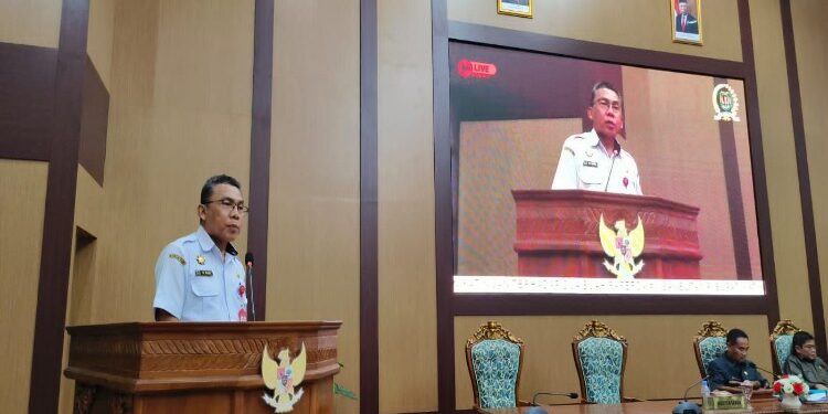 FOTO: ANR/MATAKALTENG - Pj Bupati Katingan melalui Asisten I Setda Katingan Hariawan, saat membacakan pidato Bupati Katingan.