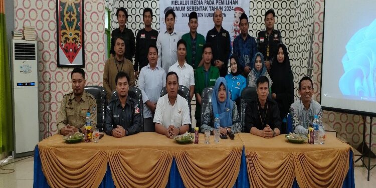 FOTO: ZON/MATAKALTENG - Foto bersama usai sosialisasi pengawasan pemilu melalui media.