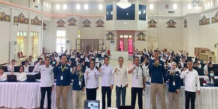 FOTO: MATAKALTENG - Pj Bupati Mura, pada saat foto bersama para peserta PPPK.