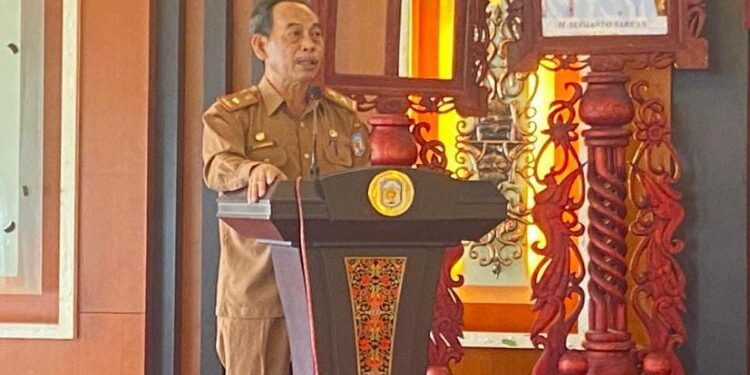 FOTO: ZON/MATAKALTENG - Plt Sekda Murung Raya Serampang saat menyampaikan sambutan pada pembukaan pelatihan kader posyandu di aula Ondhui Cahai Tingang.