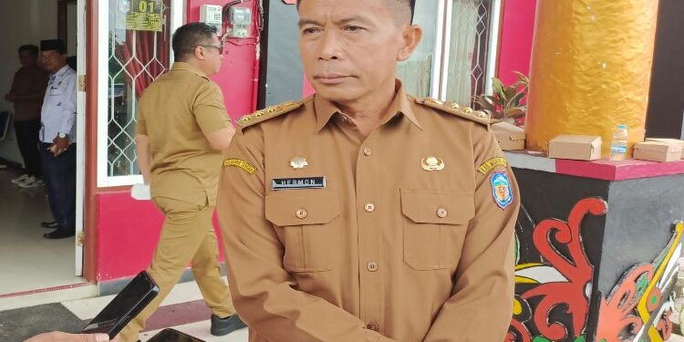 FOTO: ZON/MATAKALTENG - Pj Bupati Murung Raya Hermon saat diwawancarai awak media usai dirinya menghadiri pembukaan Rapat Koordinasi bersama Kepala OPD lingkup Pemda dan lainnya di kantor Dewan Adat Dayak (DAD) Murung Raya.