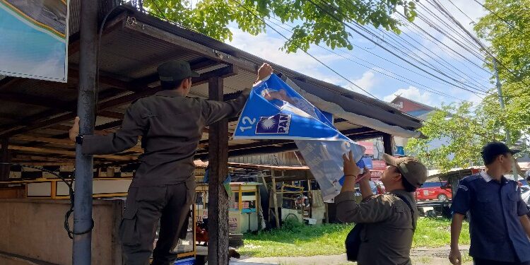 FOTO: RZL/MATAKALTENG - Tim penertiban APS saat menertibkan APS yang melanggar ketentuan di salah satu warung.