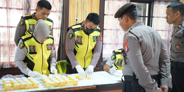 FOTO: RZL/MATAKALTENG - Personel Ditsamapta Polda Kalteng saat menjalani tes urine.