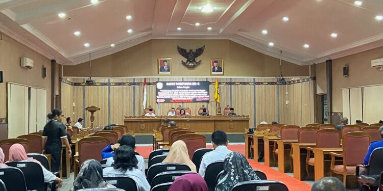 FOTO: DIAN/MATA KALTENG - Rapat paripurna pembacaan SK DPRD Kotim tentang penetapan Propemperda tahun anggaran 2024, penyampaian laporan hasil rapat kompilasi ketua komisi, ketua badan dengan mitra kerja tentang APBD murni tahun anggaran 2024 dan penyampaian laporan hasil reses DPRD Kotim.