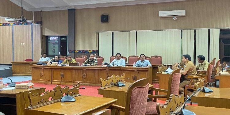 FOTO: DIAN/MATA KALTENG - Rapat kompilasi membahas hasil rapat kerja komisi-komisi dengan mitra kerja tentang RAPBD Murni tahun anggaran 2024, 21 November 2023.