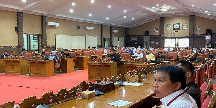 FOTO: DIAN/MATA KALTENG - Rapat paripurna Penyampaian pendapat akhir fraksi fraksi DPRD Kotim tentang R APBD tahun anggaran 2024.