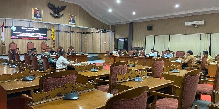 FOTO: MATAKALTENG - Rapat kompilasi membahas hasil rapat kerja komisi-komisi dengan mitra kerja tentang RAPBD Murni tahun anggaran 2024, 21 November 2023.