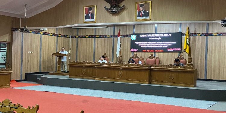 FOTO: DIAN/MATA KALTENG - Rapat paripurna Penyampaian pendapat akhir fraksi fraksi DPRD Kotim tentang R APBD tahun anggaran 2024, 22 November 2023.