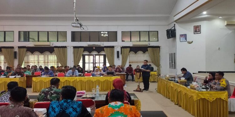 FOTO: DEVIANA/MATAKALTENG - Bupati Kotim Halikinnor saat membuka forum konsultasi publik rancangan awal rencana pembangunan jangka panjang daerah kabupaten Kotim tahun 2025-2024, Kamis 23 November 2023.