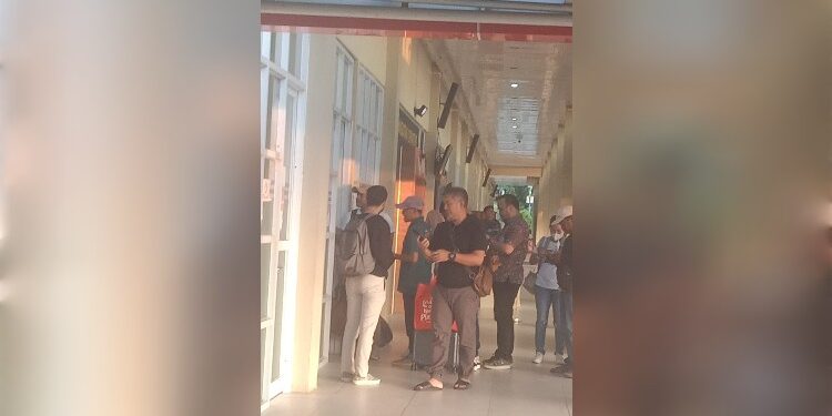 FOTO: IST/MATA KALTENG - Terlihat para penumpang pesawat Nam Air sedang berkumpul akibat gagal terbang lantaran diduga mesin pesawat rusak.