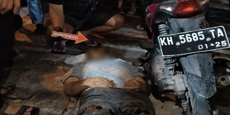 FOTO: MATAKALTENG - Jasad korban pada saat hendak dievakuasi oleh Tim Inafis Polresta Palangka Raya dan Tim ERP ke RSUD dr Doris Sylvanus Palangka Raya.