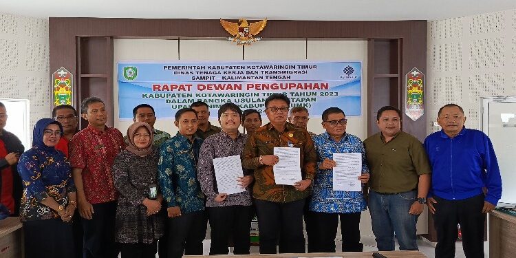FOTO: DEVIANA/MATAKALTENG - Dewan pengupahan saat menunjukkan kesepakatan kenaikan UMK Kotim tahun 2024, Kamis 23 November 2023.
