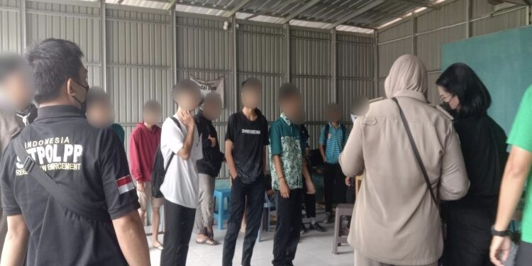 FOTO: RZL/MATAKALTENG - Anggota Satpol-PP Palangka Raya pada saat merazia para pelajar dari sebuah kafe.
