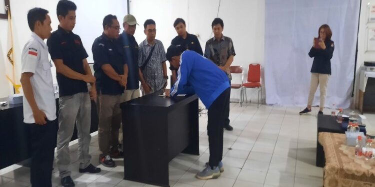FOTO : SID/MATA KALTENG - Ketua KPU Kabupaten Gumas Elfrinst G Tumon didampingi komisioner KPU dan Anggota Bawaslu Sukjani, menyaksikan penandatanganan kesepakatan bersama pemasangan APK pemilu di tahun 2024, yang dilakukan pengurus parpol, Rabu, 22 November 2023 sore.