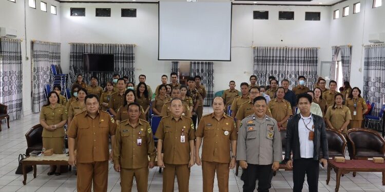 FOTO : DISKOMINFO SANTIK/MATA KALTENG - Bupati Gumas Jaya S Monong yang diwakili Asisten I Lurand, Kepala Dinas Kesehatan Arnold Usup, dan kepala perangkat daerah terkait, berfoto bersama dengan peserta rapat dan pembentukan TPKJM tahun 2023, di aula kantor bappedalitbang setempat, Kamis, 23 November 2023.