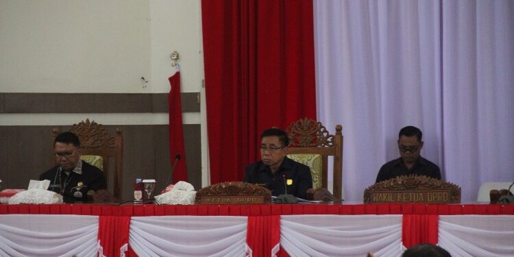 FOTO : DPRD GUMAS/MATA KALTENG - Ketua DPRD Kabupaten Gumas Akerman Sahidar (kanan) ketika memimpin rapat paripurna DPRD setempat, pekan lalu.