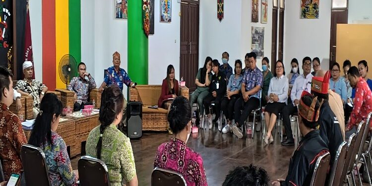 FOTO: RZL/MATAKALTENG - Mediasi antara manajemen RS Advent Palangka Raya bersama pegawainya, yang dipimpin oleh KDNK Kalteng.