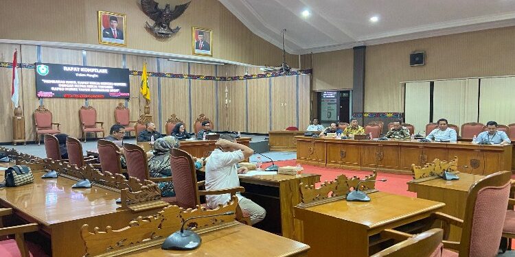 FOTO: DIAN/MATA KALTENG - Rapat kompilasi membahas hasil rapat kerja komisi-komisi dengan mitra kerja tentang RAPBD Murni tahun anggaran 2024.