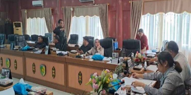 FOTO: MATAKALTENG - Jajaran Bapemperda DPRD Kota Palangka Raya bersama n B00-750x375.jpg?v=1700825032