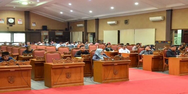 FOTO: DIAN/MATA KALTENG - Rapat paripurna persetujuan APBD 2024.