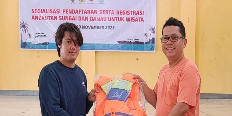 FOTO: MATAKALTENG - Kepala Bidang PDKP Adi Riswandi menyerahkan alat bantu keselamatan.